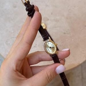 Vintage Women’s Watch – Gold Oval Case, Roman Numerals, Faux Leather Strap, Elegant Quartz