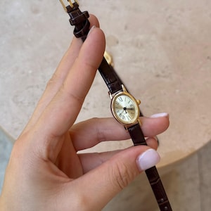 Minimalistische Damenuhr Goldgehäuse, Lederarmbanduhr, Geschenk für Sie, elegant für jeden Tag