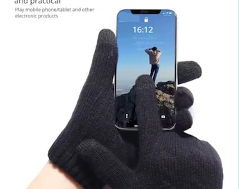 Może przedstawiać: Czarne dzianinowe rękawiczki z funkcją ekranu dotykowego na dwa palce, trzymające smartfon z obrazem krajobrazu i godziną 16:12. Rękawiczki są przeznaczone do użytku z telefonami komórkowymi, tabletami i innymi produktami elektronicznymi. Tekst na zdjęciu mówi: Dwa palce ekran dotykowy ciepły i praktyczny.