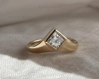 Anillo de compromiso con diamante cultivado en laboratorio de talla princesa de 0,6 quilates, banda gruesa de oro de 14 quilates, engaste biselado.