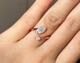 Anillo de compromiso Toi Et Moi con diamantes de laboratorio talla marquesa y redonda, banda abierta de oro de 14 quilates.