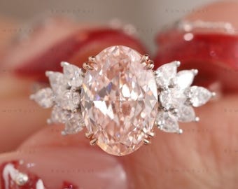 Anillo de compromiso con diamante sintético ovalado de color rosa intenso, engaste de oro de 14 quilates.