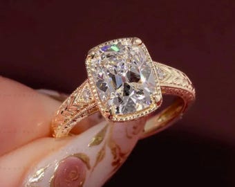 Anillo de compromiso Old Mine Cushion con diamante cultivado en laboratorio, anillo con engaste biselado de oro de 14 quilates para migrañas, anillo con banda grabada vintage, anillo de aniversario para ella.