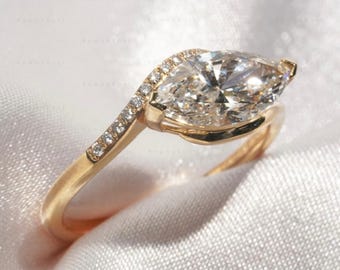 Anillo de compromiso con diamante de laboratorio talla marquesa, oro macizo de 14 quilates con engaste pavé en un lado.