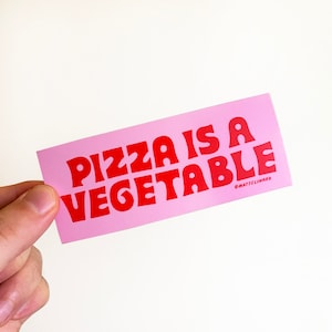 Autocollant Pizza | Humour Végétarien | La pizza est un légume | Décalcomanies végétales | Autocollant en vinyle avec lettrage à la main | Illustration rose | Autocollants pour voiture