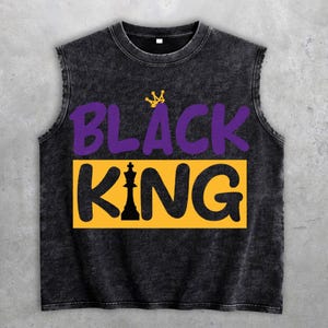 Könnte beinhalten: Ein ärmelloses schwarzes T-Shirt mit dem Schriftzug "BLACK KING" in Lila und Gelb. Über "BLACK" befindet sich eine goldene Krone. Das Wort "KING" befindet sich in einem gelben Rechteck, mit einem schwarzen Schachkönig darin.