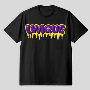 Könnte beinhalten: Schwarzes T-Shirt mit dem Wort "UNIQUE" in lilafarbenen Buchstaben mit gelbem Tropfeffekt. Das T-Shirt hat einen Rundhalsausschnitt.