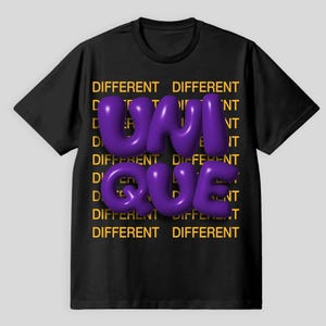 Könnte beinhalten: Schwarzes T-Shirt mit dem Wort "UNIQUE" in großen, 3D-lila Buchstaben. Das Wort ist zentriert und hebt sich von einem Hintergrund aus sich wiederholendem gelbem Text mit der Aufschrift "DIFFERENT" ab.