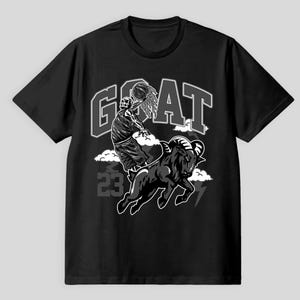 Könnte beinhalten: Schwarzes T-Shirt mit einem grafischen Design, das ein Skelett zeigt, das Basketball auf einem Widder spielt, mit dem Wort "GOAT" darüber und der Nummer "23" darunter. Das Design ist in Grautönen und Weiß gehalten.