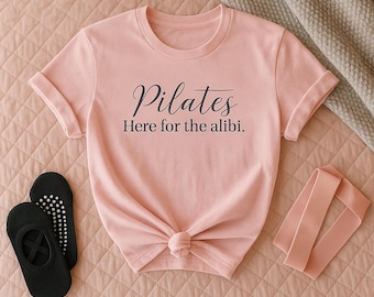 Top corto de pilates: "Aquí por la coartada" Camiseta de entrenamiento Balletcore