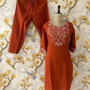 Raka kurtabyxor och dupatta i bomull med flexibla broderier för kvinnor, elegant och redo att bäras, indisk kostym bild 6