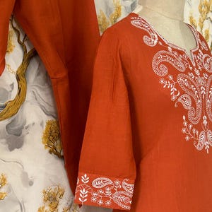 Raka kurtabyxor och dupatta i bomull med flexibla broderier för kvinnor, elegant och redo att bäras, indisk kostym bild 10