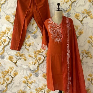 Raka kurtabyxor och dupatta i bomull med flexibla broderier för kvinnor, elegant och redo att bäras, indisk kostym bild 3