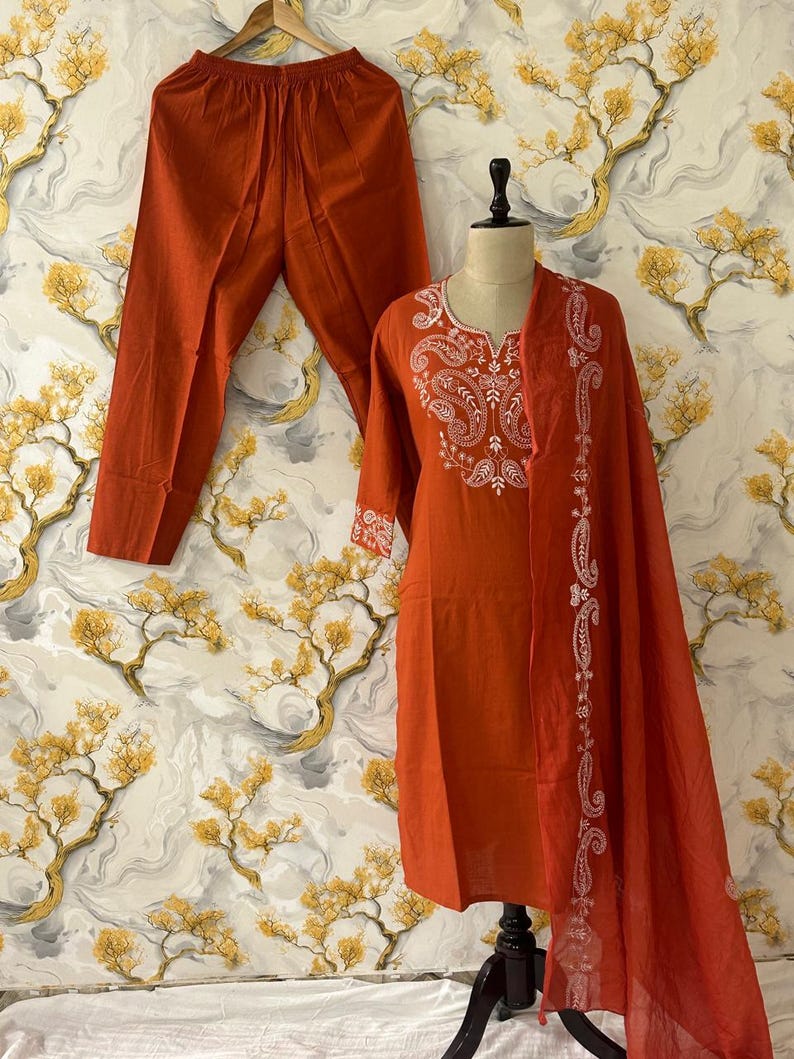 Raka kurtabyxor och dupatta i bomull med flexibla broderier för kvinnor, elegant och redo att bäras, indisk kostym bild 3