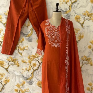Raka kurtabyxor och dupatta i bomull med flexibla broderier för kvinnor, elegant och redo att bäras, indisk kostym bild 7