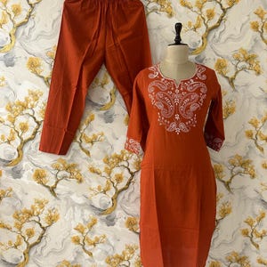 Raka kurtabyxor och dupatta i bomull med flexibla broderier för kvinnor, elegant och redo att bäras, indisk kostym bild 8
