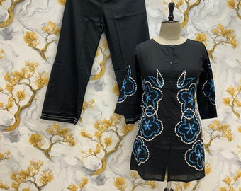 Kort kurta i ren bomull med broderi och byxor för kvinnor och flickor