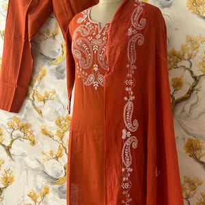 Raka kurtabyxor och dupatta i bomull med flexibla broderier för kvinnor, elegant och redo att bäras, indisk kostym bild 4