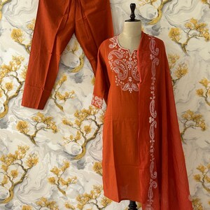 Raka kurtabyxor och dupatta i bomull med flexibla broderier för kvinnor, elegant och redo att bäras, indisk kostym bild 2