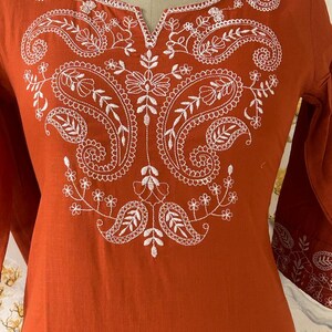 Raka kurtabyxor och dupatta i bomull med flexibla broderier för kvinnor, elegant och redo att bäras, indisk kostym bild 9