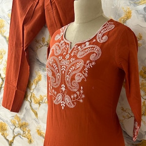 Raka kurtabyxor och dupatta i bomull med flexibla broderier för kvinnor, elegant och redo att bäras, indisk kostym bild 1