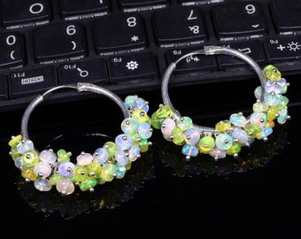 エチオピア産オパールフープピアス、オパールクラスターフープピアス、スターリングシルバーフープピアス、グリーンオパールピアス、10月の誕生石ジュエリー、ステートメントピアス