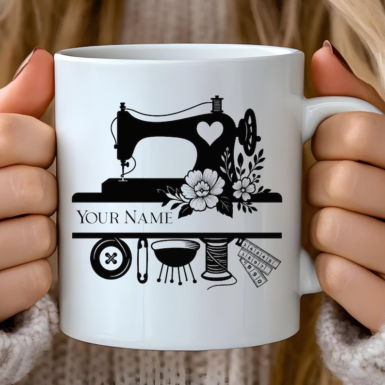 Pode incluir: Caneca de cer&acirc;mica branca com silhueta preta de m&aacute;quina de costura, cora&ccedil;&atilde;o e detalhes florais. A caneca inclui o texto "YOUR NAME" e &iacute;cones de costura.