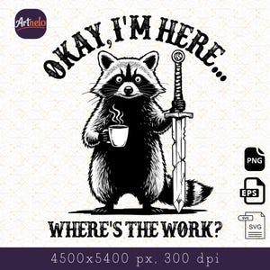 Könnte beinhalten: Schwarz-Weiß-Illustration eines Waschbären mit Kaffeetasse und Schwert. Der Text oben lautet "OKAY, I'M HERE..." und unten "WHERE'S THE WORK?". Enthält PNG-, EPS- und SVG-Dateityp-Symbole.