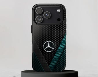 Puede incluir: Una funda de smartphone negra con textura de fibra de carbono y un patrón geométrico de color verde azulado en el lado derecho. La funda muestra un logotipo de estrella de Mercedes-Benz plateado en el centro y una abertura para triple cámara.