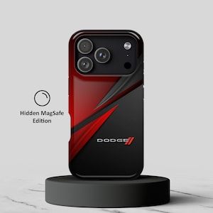 Könnte beinhalten: Eine schwarz-rote Smartphone-Hülle mit dem Dodge-Logo in Silber und Rot. Das Design umfasst scharfe, kantige Linien und einen Kameraausschnitt. Der Text auf der linken Seite lautet Hidden MagSafe Edition mit einem kreisförmigen Symbol darüber.