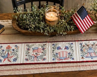 Camino de mesa acolchado patriótico 47x7.5 / Camino de mesa bordado estilo americano / Decoración rústica para el 4 de julio / Decoración de mesa de arte popular primitivo