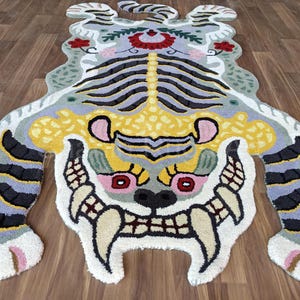 Hand-Woven Wool Tiger Rug: Unique Animal Print Design