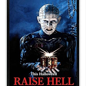 Puede incluir: Un póster de película enmarcado con un personaje con alfileres en la cabeza sosteniendo una caja brillante. El póster tiene el texto "This Halloween RAISE HELL" en letras rojas sobre un fondo negro. El fondo es azul oscuro.