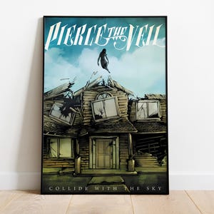 以下が含まれることがあります： 白い筆記体で「PIERCE THE VEIL」というバンド名が書かれた、イラスト入りの額入りポスター。イラストは、荒れ果てた家の上の空中に浮かぶ人物を描いており、下部には「COLLIDE WITH THE SKY」というテキストが書かれています。