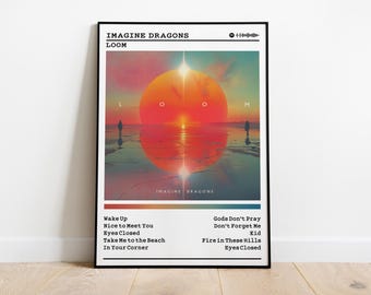 Puede incluir: Póster enmarcado con la portada del álbum "Loom" de Imagine Dragons. La obra de arte muestra una puesta de sol vibrante con un gran sol naranja y figuras silueteadas. El título del álbum y la lista de canciones están en texto blanco.