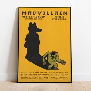 Puede incluir: Un póster enmarcado con fondo amarillo presenta el texto "MADVILLAIN". Debajo, se enumeran los nombres "METAL FACE DOOM" y "MADLIB". El póster incluye una ilustración de dibujos animados de una figura y su sombra.