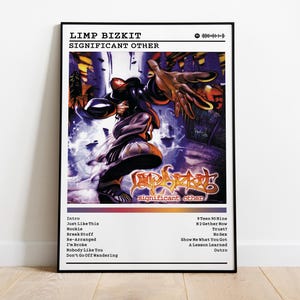 Könnte beinhalten: Ein gerahmtes Poster mit dem Albumcover von Limp Bizkit's "Significant Other". Das Kunstwerk zeigt eine dynamische Figur im Comic-Stil. Das Poster enthält den Albumtitel, den Bandnamen und eine Titelliste. Die Farbpalette wird von Blau-, Lila- und Orangetönen dominiert.
