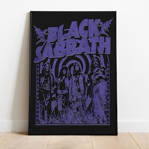 Könnte beinhalten: Ein rechteckiges Poster in einem schwarzen Rahmen mit einem violetten Grafikdruck auf schwarzem Hintergrund. Der Text Black Sabbath steht oben über einer Illustration von vier Figuren vor einem wirbelnden Spiralmuster und Fledermäusen.