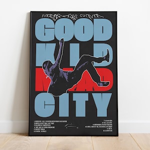 Può includere: Poster con cornice nera con le parole "GOOD KID M.A.A.D CITY" in lettere blu e rosse. Una silhouette di una persona che cade è al centro. Il poster include anche un elenco di titoli di canzoni.