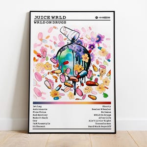 Peut inclure: Affiche encadrée avec le texte "JUICE WRLD WRLD ON DRUGS". L'œuvre d'art présente un globe avec des pilules et des fleurs, et une liste de titres. L'affiche est affichée sur un mur blanc. L'œuvre est dans un style aquarelle coloré.