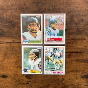 Dan Fouts 1981 1982 1983 Topps Football Card Lote de (4) Edição original San Diego Chargers Sharp