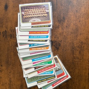 Lotto di carte da baseball Topps del 1974 di (20) diverse foto originali della squadra Yankees Mets A's NICE