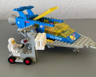 Lego Vintage Space Cruiser 487 With (2) Minifigures and Forklift