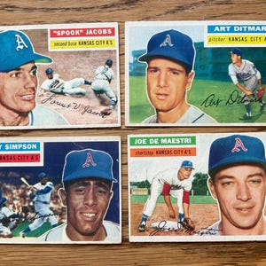 Lote de (4) tarjetas de béisbol Topps Kansas City A's Athletics de 1956, edición original de Jacobs, DeMaestri, Simpson y Ditmar, con dorso gris.