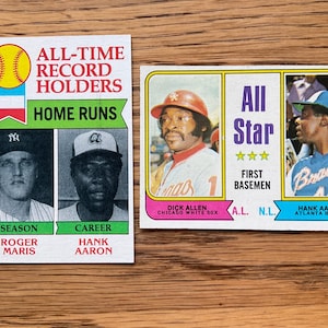 Lote de (2) tarjetas de béisbol Topps de Hank Aaron 1974-1979, edición original, Atlanta Braves, Salón de la Fama, Roger Maris, Yankees