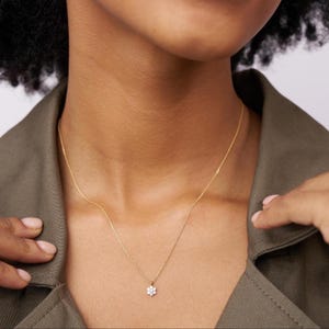 14 kt gouden moissaniet-hangerketting met bloem • Sierlijke cluster diamanten bedel • Elegante fijne sieraden Cadeau voor haar
