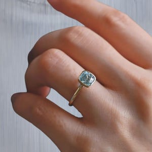 Anel de água-marinha com corte almofada em ouro amarelo 14K – Anel solitário minimalista – Anel de noivado com pedra preciosa azul – Presente de aniversário para mulheres