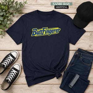 T-shirt voor mannen met een afbeelding van een vinger in de billen, parodie op een vinger in de billen, humoristisch T-shirt voor volwassenen, sarcastisch T-shirt met een vuile grap, feestshirt, ongepast T-shirt met een vuile grap.