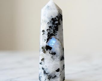Punta de la Torre de Piedra Lunar Arcoíris: Obelisco de Cristal Sanador, Decoración Espiritual