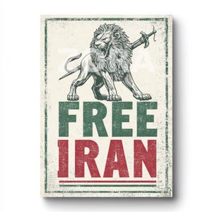 Könnte beinhalten: Ein rechteckiges Poster mit einem verwitterten, Vintage-Look. Das Bild zeigt eine detaillierte Illustration eines Löwen, der ein Schwert hält, über den Worten "FREE IRAN" in Grün und Rot. Der Hintergrund ist cremefarben mit einem strukturierten Aussehen.